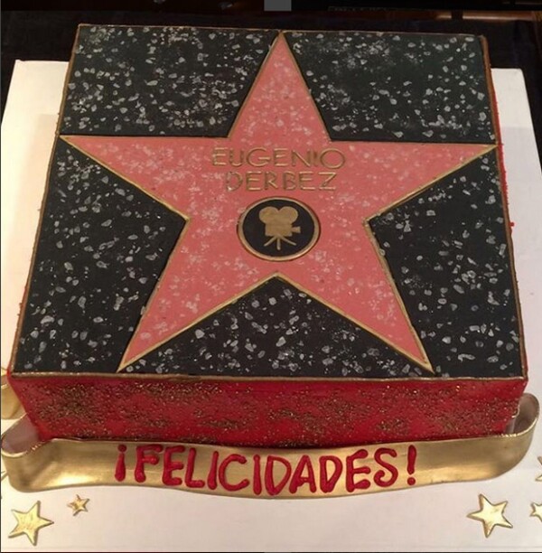 Pastel con la figura de la estrella de Eugenio Derbez.