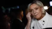 La líder de extrema derecha francesa Marine Le Pen se prepara antes de una entrevista con periodistas tras los resultados parciales de la segunda vuelta de las elecciones parlamentarias francesas anticipadas en París, Francia, el 7 de julio de 2024.
