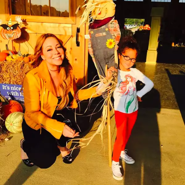 La cantante también celebra Halloween al lado de sus hijos.