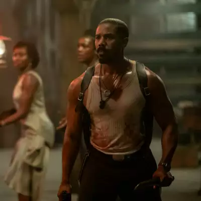 Foto de una escena de 'Sinners' con Michael B. Jordan luchando contra vampiros