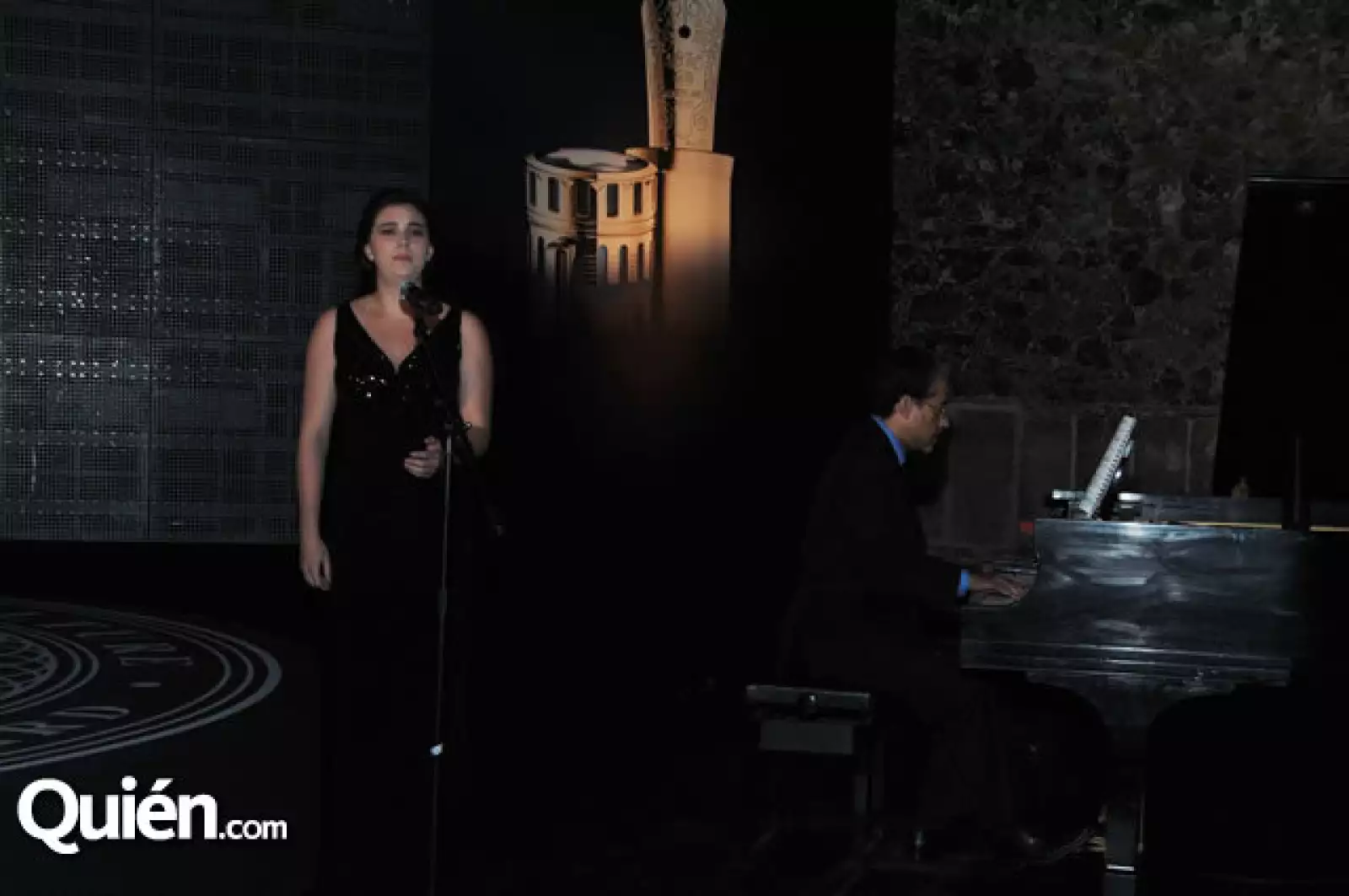 Ana Capetillo y el maestro Gonzalo Gutiérrez