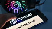 Un teléfono muestra el logo de OpenAI y de Anthropic en una pantalla dividida simbolizando la rivalidad e implicaciones de ambas firmas.