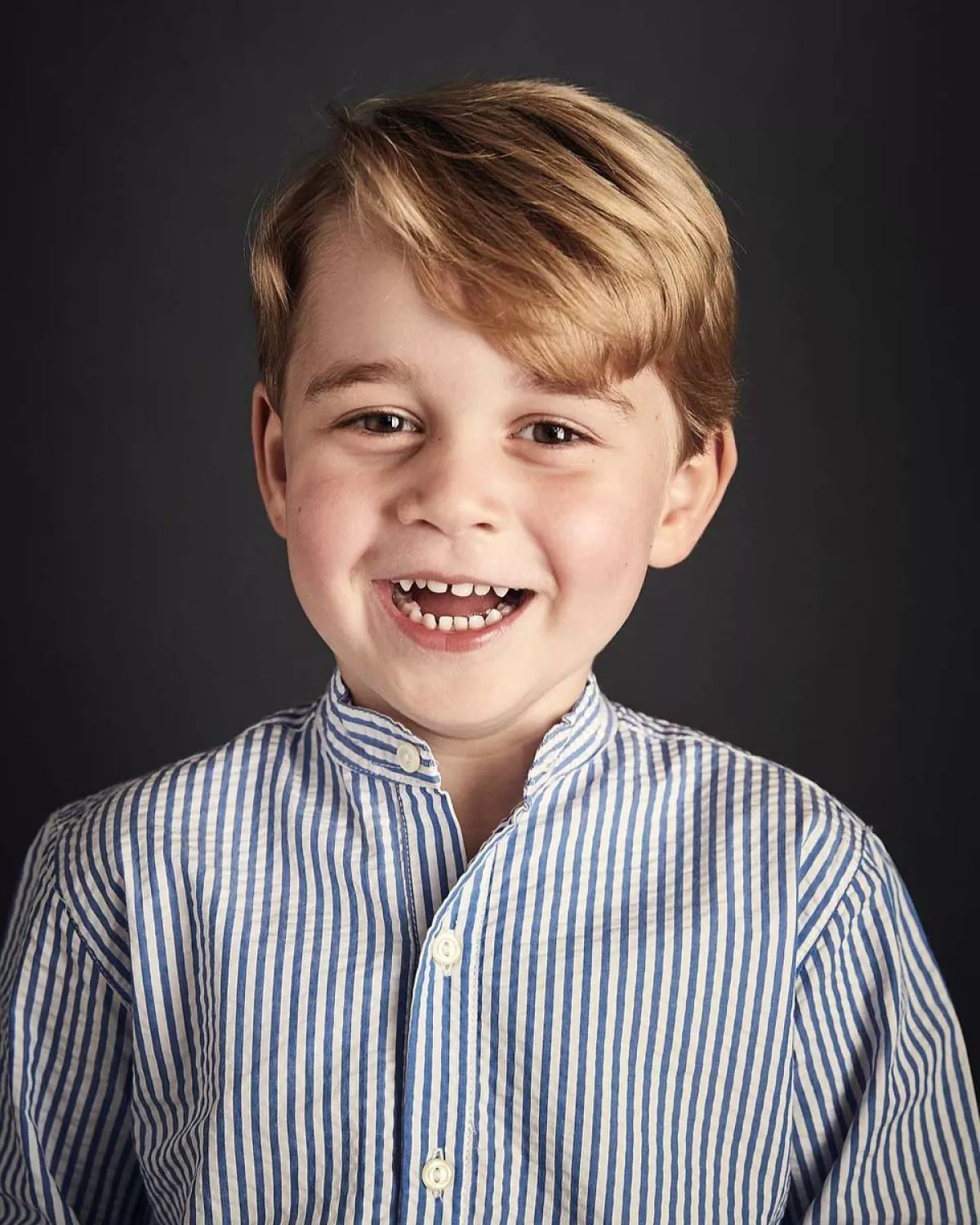 Retrato oficial del príncipe George cuando cumplió 4 años.