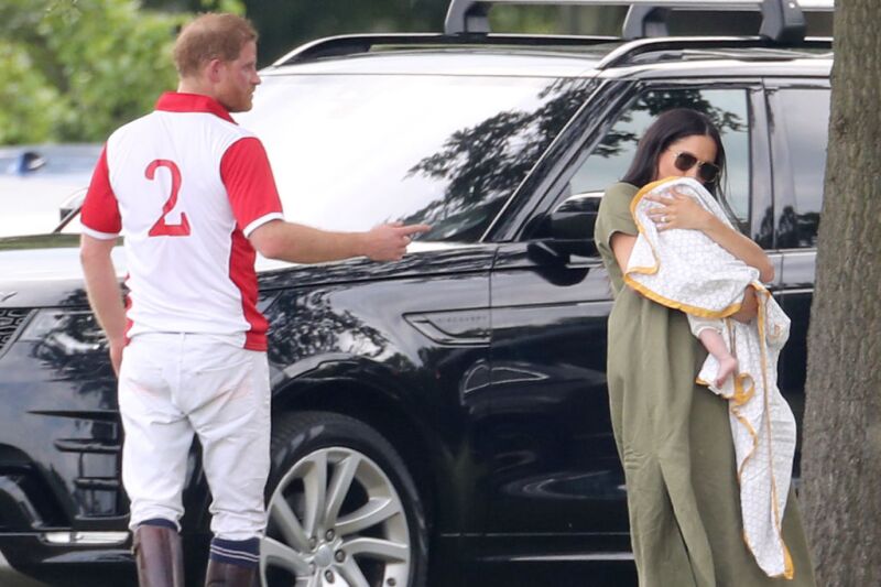 Meghan y Harry con su bebé Archie durante un partido de polo