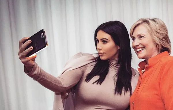 ¿Siempre te preguntaste cuál es la fórmula de Kim Kardashian para salir bien en todas sus selfies? Entonces conoce el misterio que reveló Hillary en el show de Ellen DeGeneres.