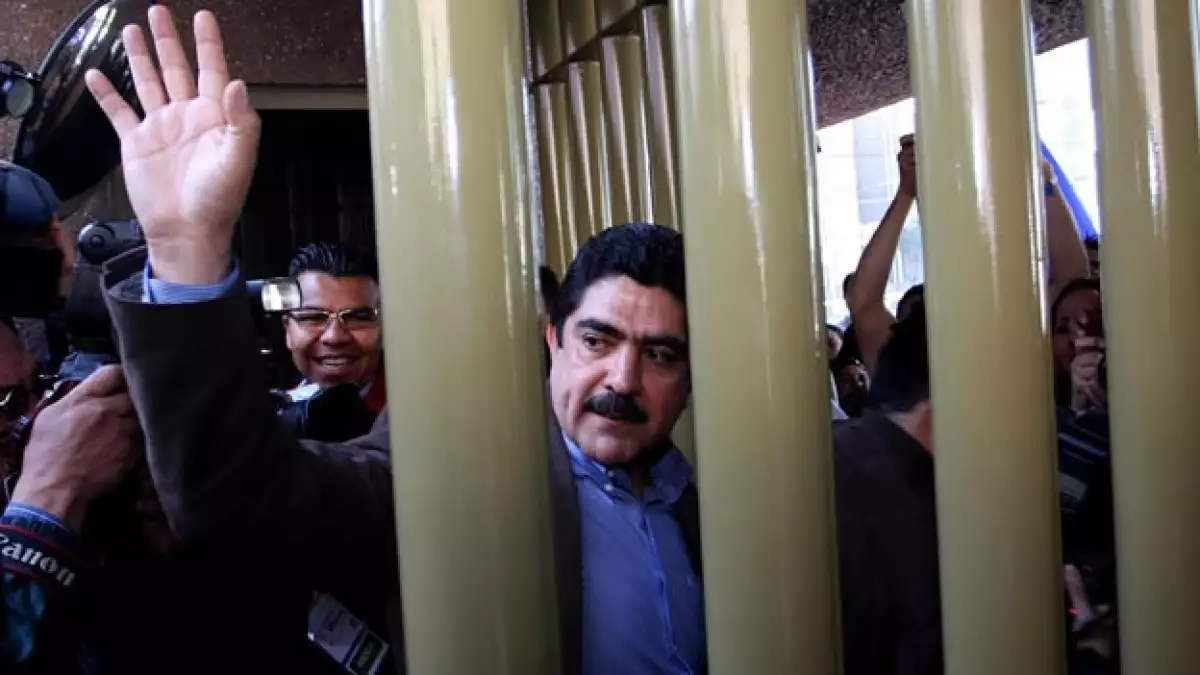 espino saluda al llegar al PAN