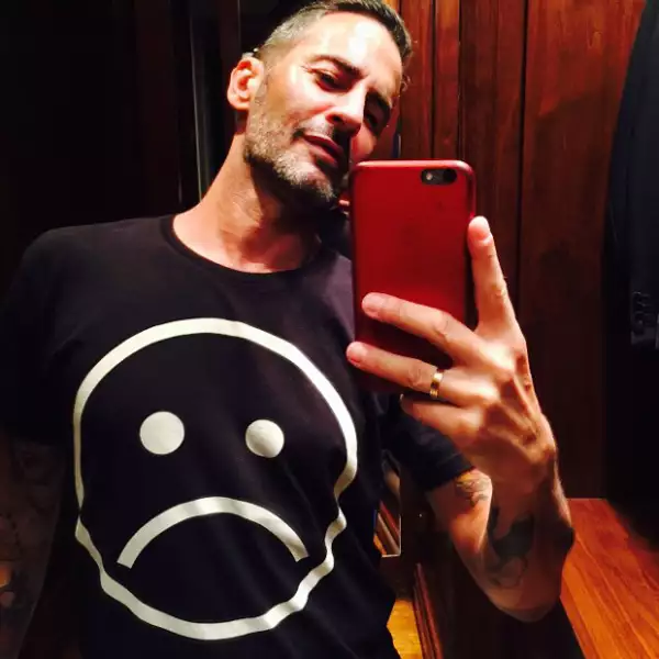 El diseñador todavía no es muy hábil al usar Instagram, pues en su intento por mandar un mensaje directo, terminó por hacer pública una foto de él desnudo.