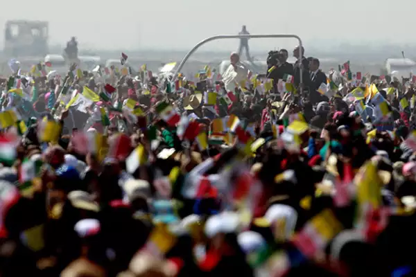 Ahí, se reunió con miles de fieles.