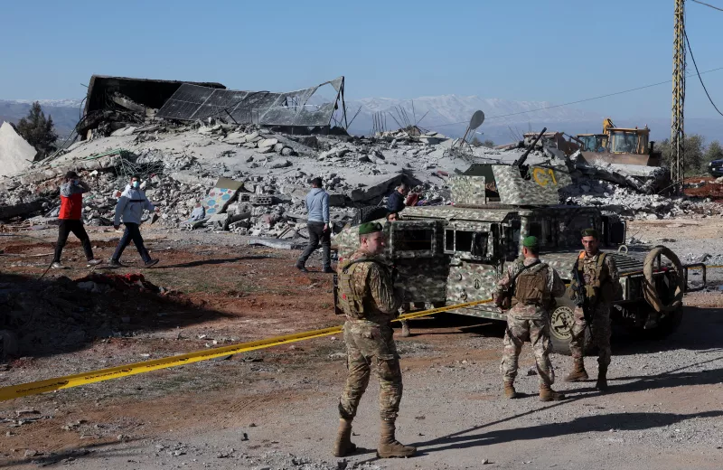 Soldados del ejército libanés aseguran un sitio que fue alcanzado por un ataque, después de que aviones israelíes atacaran el valle de Bekaa en el Líbano por segundo día el martes, según fuentes de seguridad, en Saraain, Líbano, el 12 de marzo de 2024.