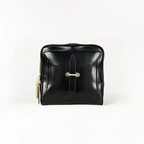 Con estilo minimal y en pequeño, este clutch de piel del diseñador Phillip Lim es cómodo y práctico.