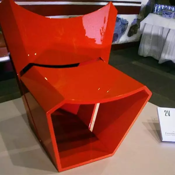 10.	2V es una silla hecha con MDF, cuya forma está inspirada en la letra “V. Diseño: Raúl López de la Cerda Zaldívar.
