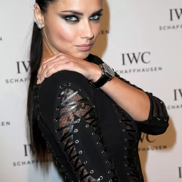 La modelo brasileña, Adriana Lima, no se queda atrás. Para resaltar el azul intenso de sus ojos, la mayoría de las veces elige un smokey eye súper marcado y extra oscuro.
