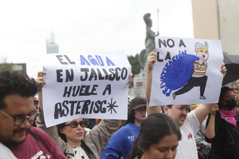 Manifestantes protestan por el problema de agua sucia en Guadalajara, Jalisco.