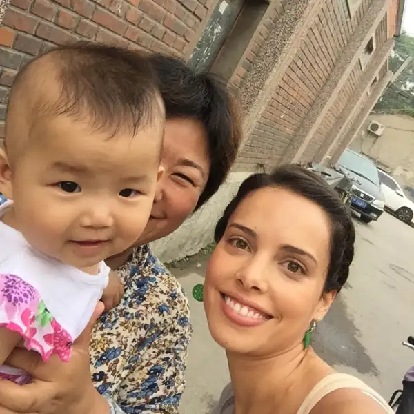 La guapa actriz encontró a la bebé más tierno de China.
