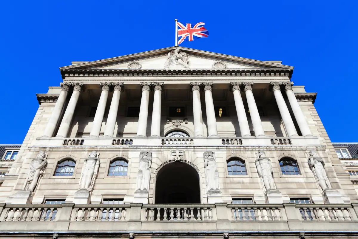 Fachada del Banco de Inglaterra con una bandera de Reino Unido. 