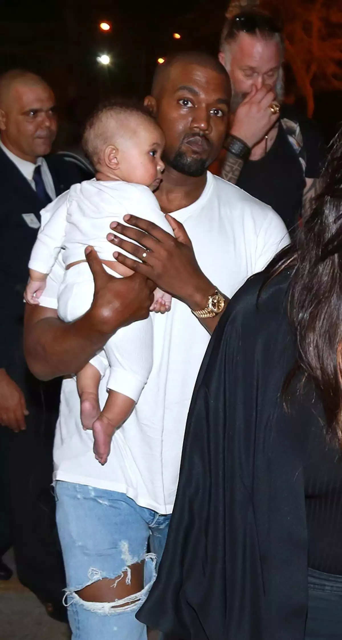 El segundo hijo de Kim y Kanye fue captado por primera vez en público durante su viaje a la isla.