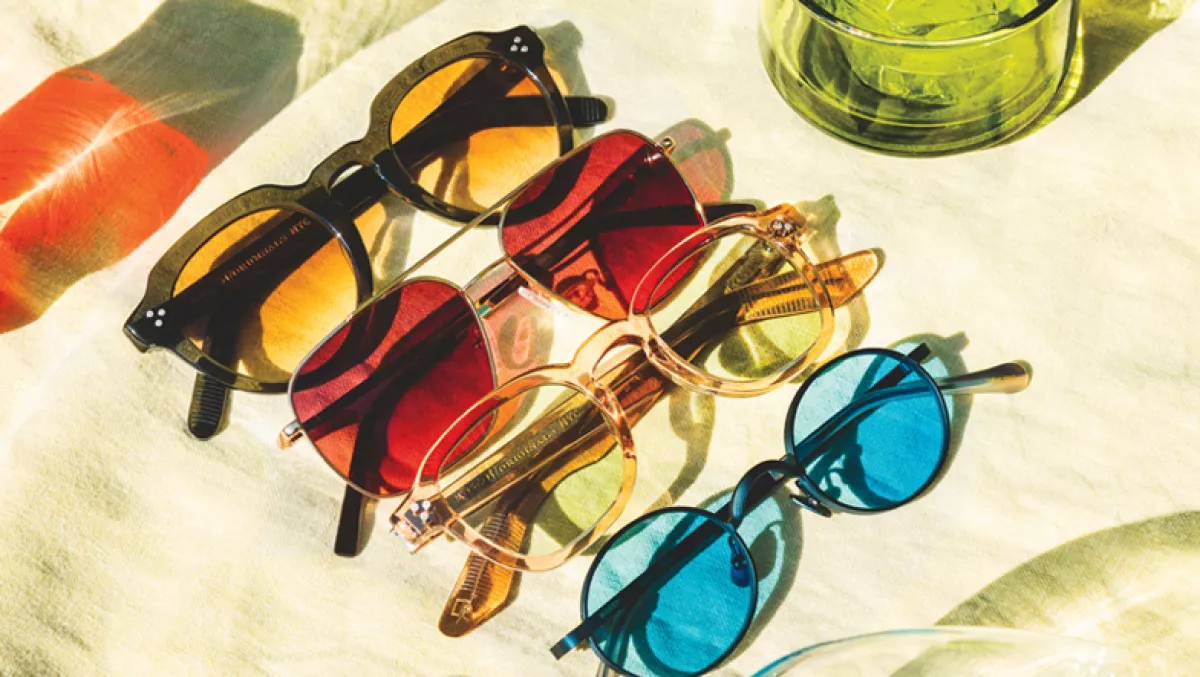 Foto de cuatro lentes Moscot sobre una mesa