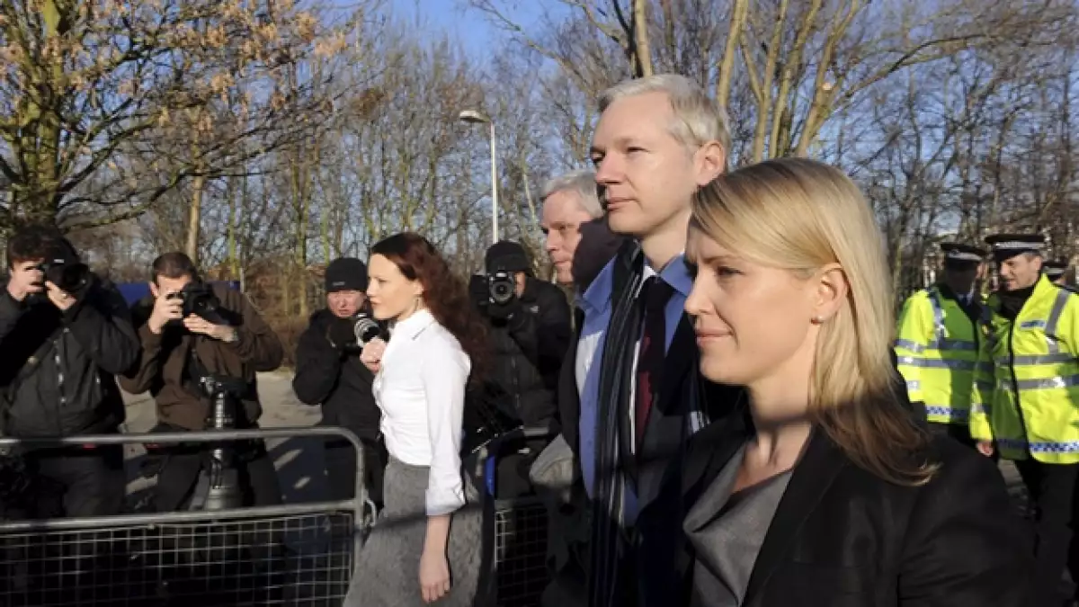 assange llega a corte en londres