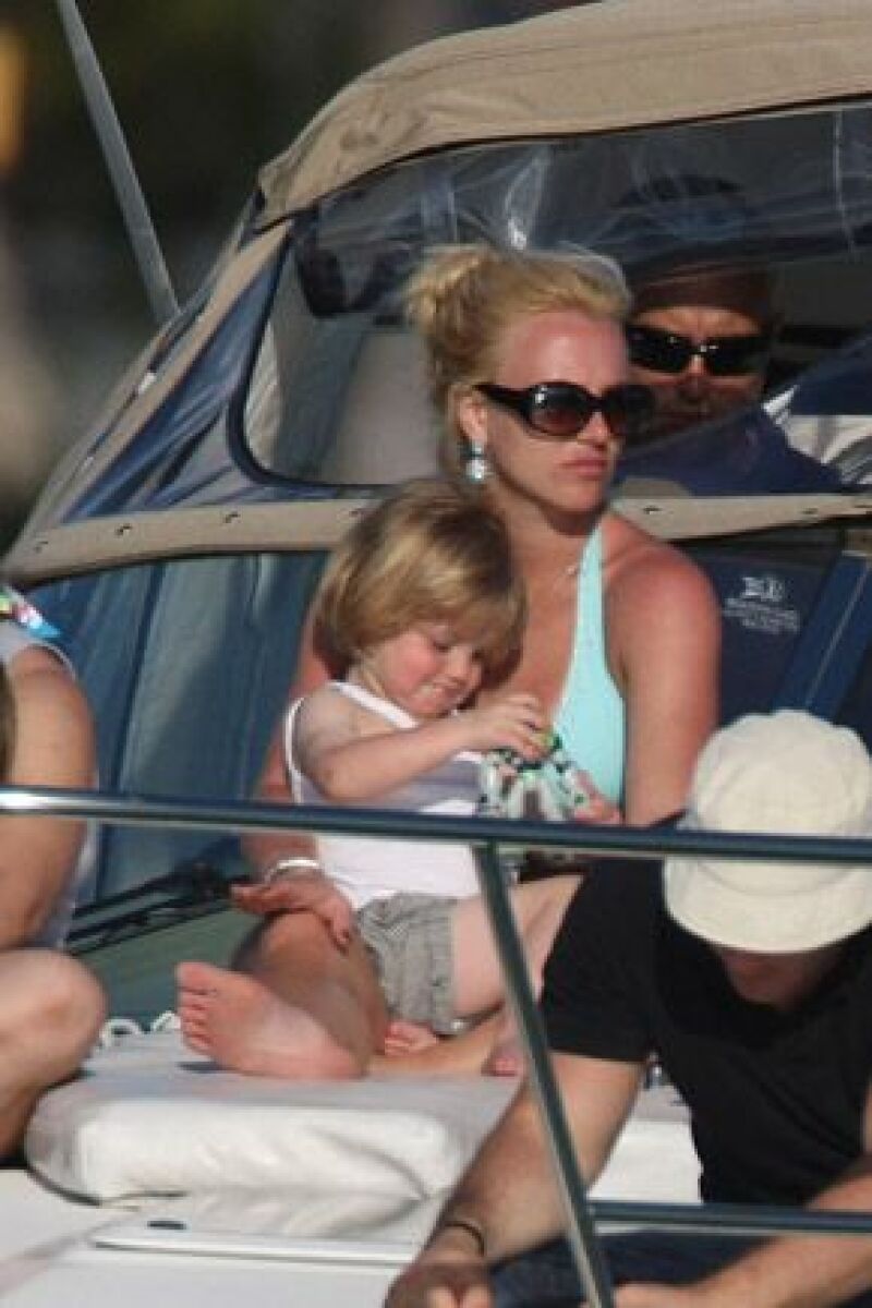 La princesa del pop teme por sus hijos, quienes la acompañan en la gira, por lo que está pensando en suspender el tour "The Circus",
