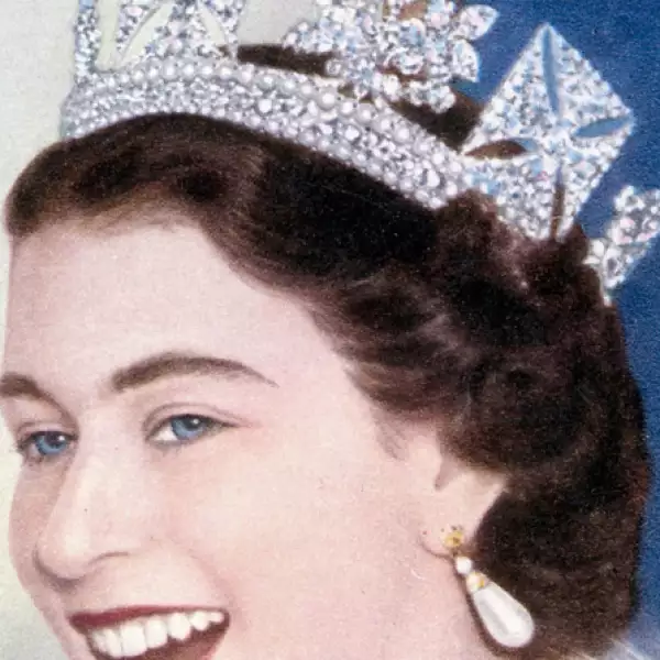 Luciendo una banda con diferentes emblemas y joyas, la joven Reina apostó en 1956 por posar para varios medios con una tiara de Diamantes.