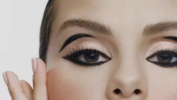 Selena Gomez delineador 