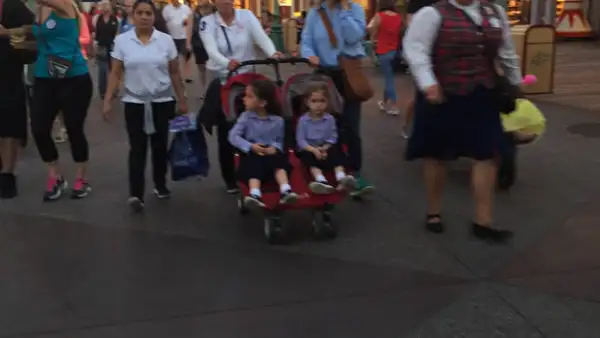 Captamos a la empresaria de paseo con sus hijas Valentina y Mariaignacia en Disney California Adventure, acompañada de dos nanas y una guía del parque.