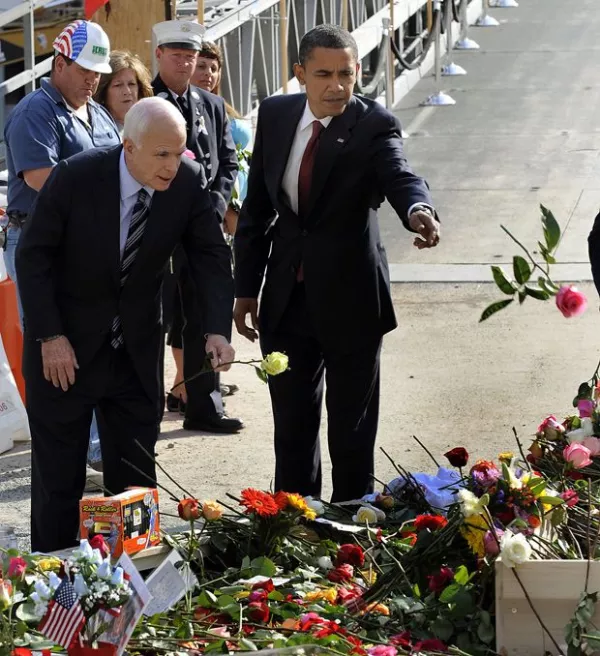 El presidente de EUA depositó flores en una ofrenda que se colocó en honor de las víctimas.