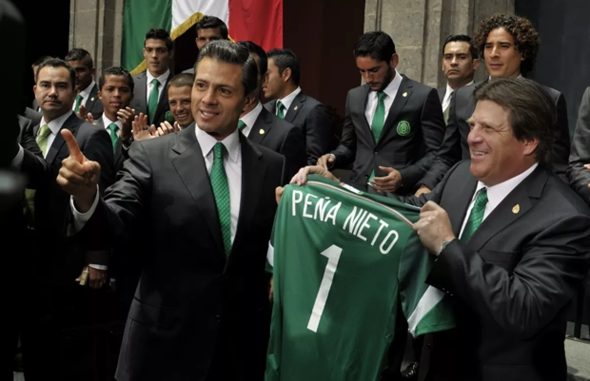 Enrique Peña recibió de manos de Miguel Herrera su camiseta oficial para apoyar al equipo.