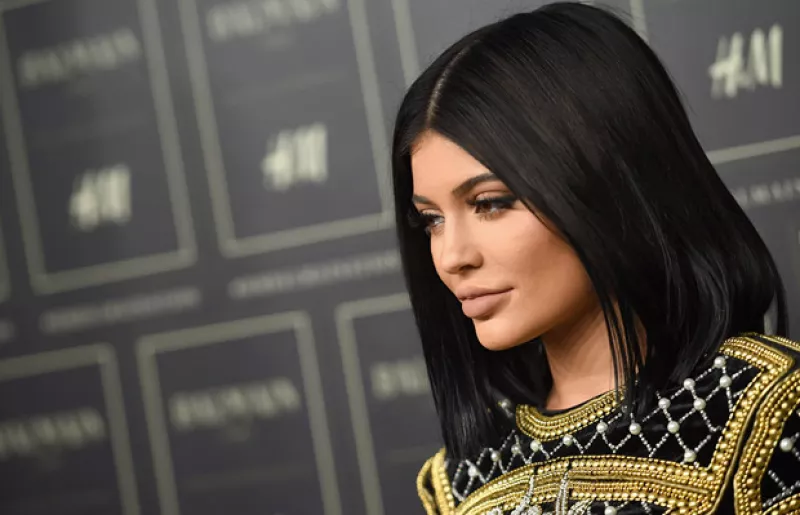 Como el rey Midas, Kylie ha creado toda una industria en torno a su imagen, llevándose un nuevo récord con su último lanzamiento que se agotó en menos de un minuto. Descubre de qué se trata.