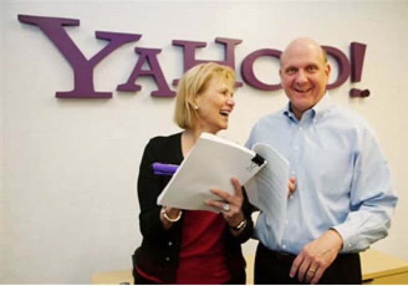 La directora general de Yahoo, Carol Bartz, y el director general de Microsoft Steve Ballmer en la sede central de Yahoo en Sunnyvale, California. (Foto: AP)