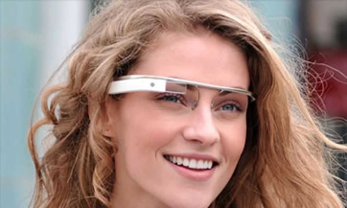 La firma pidió a la gente que envíe sus sugerencias de las herramientas que les gustaría que llevaran las gafas. (Foto: Cortesía CNNMoney.com)