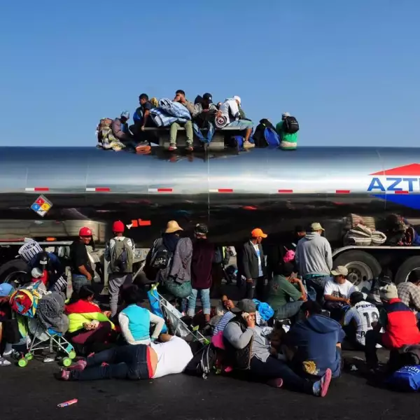 IRAPUATO, GUANAJUATO, 11NOVIEMBRE2018.- Miles de migrantes continúan la caravana hacia el norte del país. Esta madrugada salieron de Querétaro caminando y subiéndose a los trailers para llegar al albergue ubicado en el DIF de Irapuato, mañana partirán hacia Guadalajara.
FOTO: DIEGO SIMÓN SÁNCHEZ /CUARTOSCURO.COM