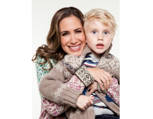 Martha Guzmán con su hijo Diego, muy navideños con Quién.com