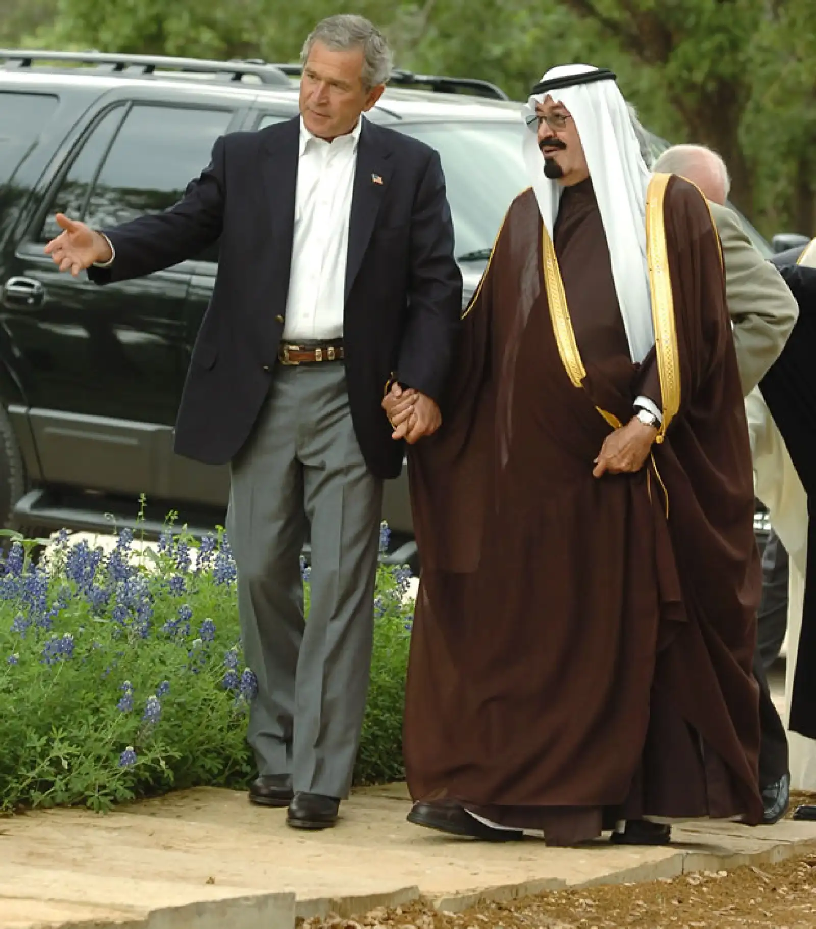 El rey Abdullah de la mano del ex presidente de Estados Unidos, George W. Bush, cuando lo llevó a conocer su rancho en Texas.