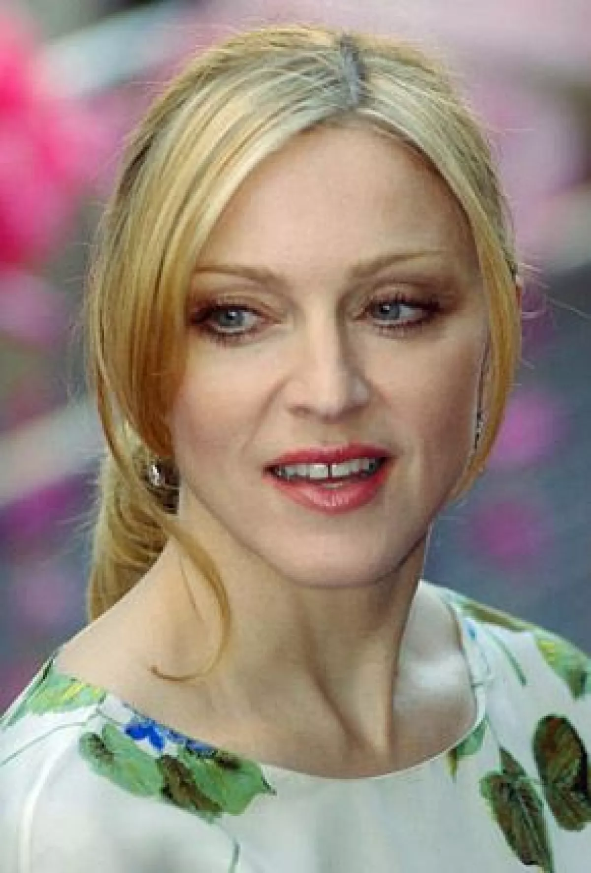 Thomas dijo que recibió un aviso de que Madonna estaba en los Hamptons y la fotografió antes y después del accidente desde un camino público. El sostuvo que no estuvo en el lugar cuando ella cayó.