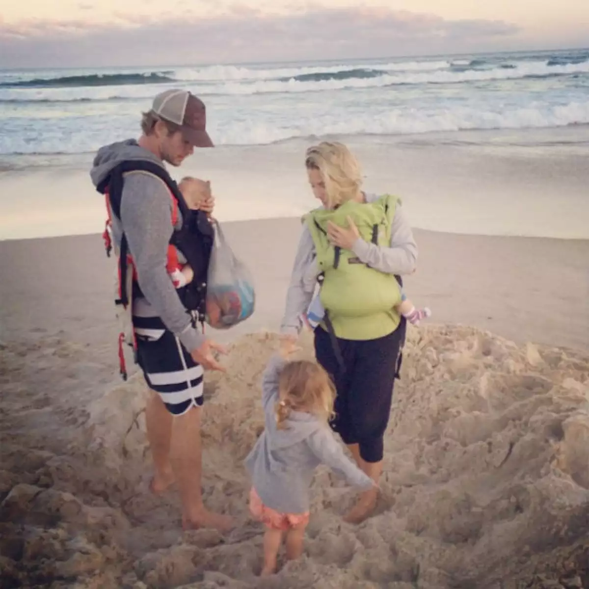 Ya sea en el campo o en la playa, la pareja de actores goza a sus tres hijos pequeños, demostrando que una vida ocupada no es obstáculo para disfrutar juntos de la naturaleza.