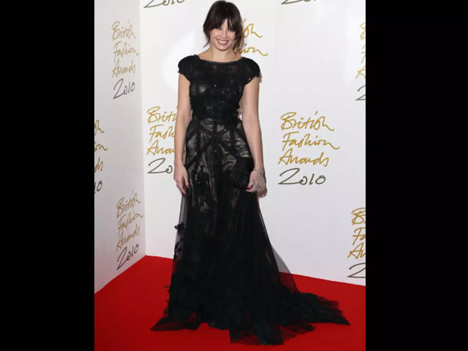 Daisy Lowe con un vestido negro como de encaje transparente de Elie Saab