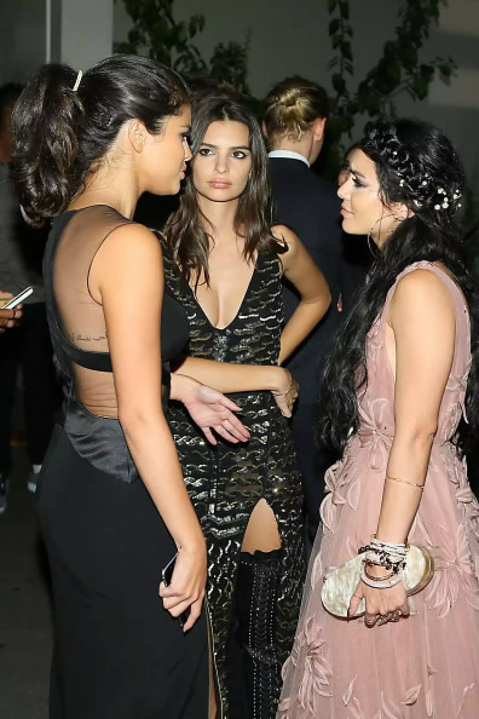 Selena Gomez fue captada platicando con Vanessa Hudgens y Emily Ratajkowski.