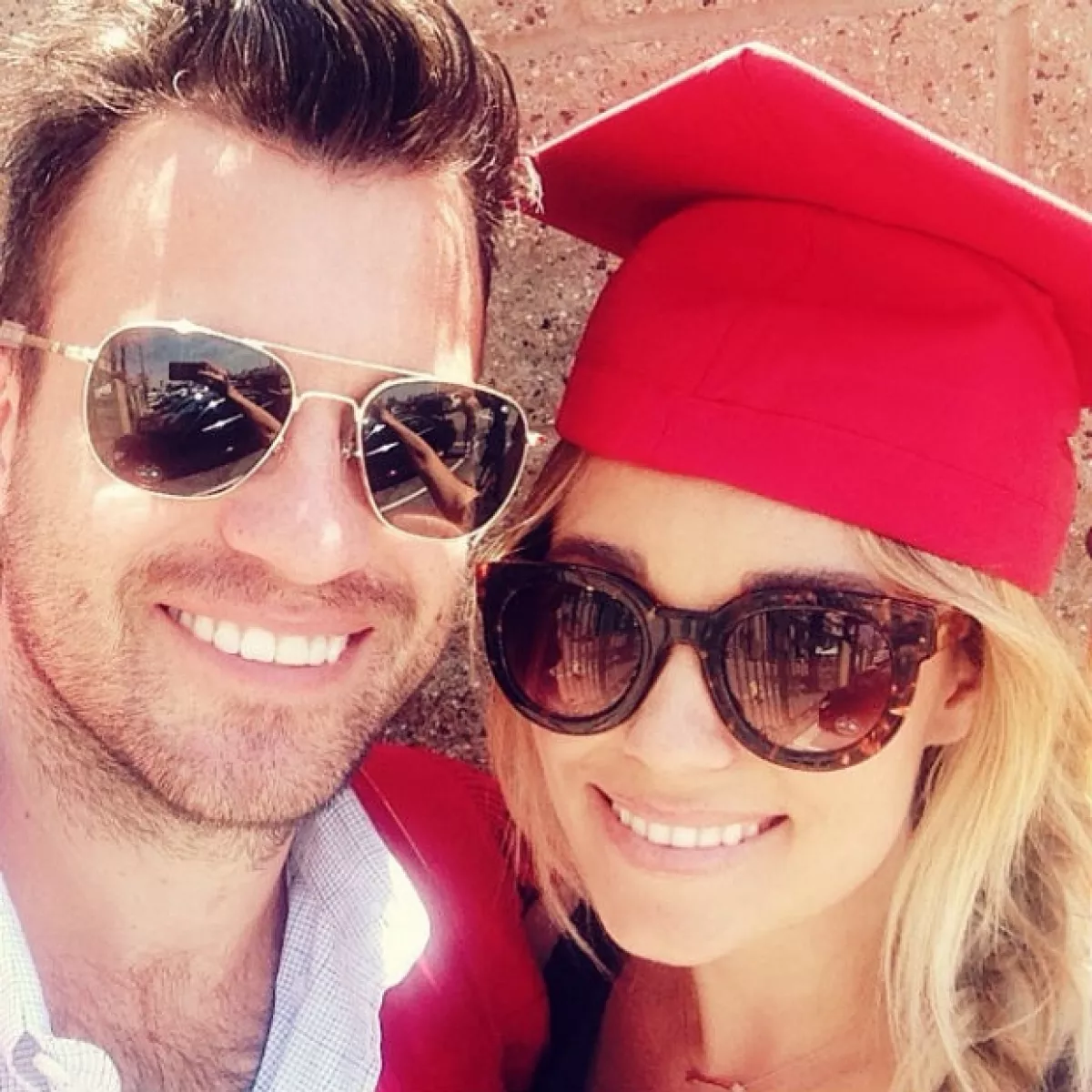 William Tell se graduó este año de la carrera de leyes y Lauren estuvo ahí para apoyarlo; usando el birrete de su entonces novio compartió esta foto.