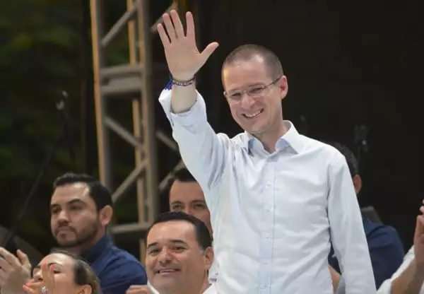 MÉRIDA, YUCATÁN, 25JUNIO2018.- El candidato a la presidencia de la república por el Partido Acción Nacional, Ricardo Anaya Cortés, acompañó al aspirante a la alcaldía de Mérida, Renán Barrera Concha, en su cierre de campaña este lunes en el Parque de la Mejorada del centro de la ciudad. Al evento asistieron unas dos mil personas. 
FOTO: OLEGARIO CABRERA /CUARTOSCURO.COM