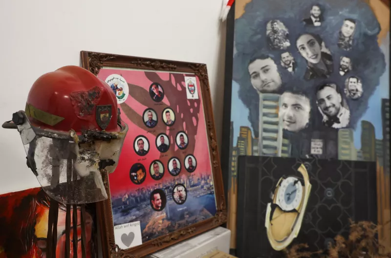 Una vista muestra un casco dañado que pertenecía a un bombero que murió durante la explosión del puerto de Beirut en agosto de 2020, colocado en la oficina del jefe de la Brigada, el teniente Ali Najem, en Beirut, Líbano, el 1 de agosto de 2023.