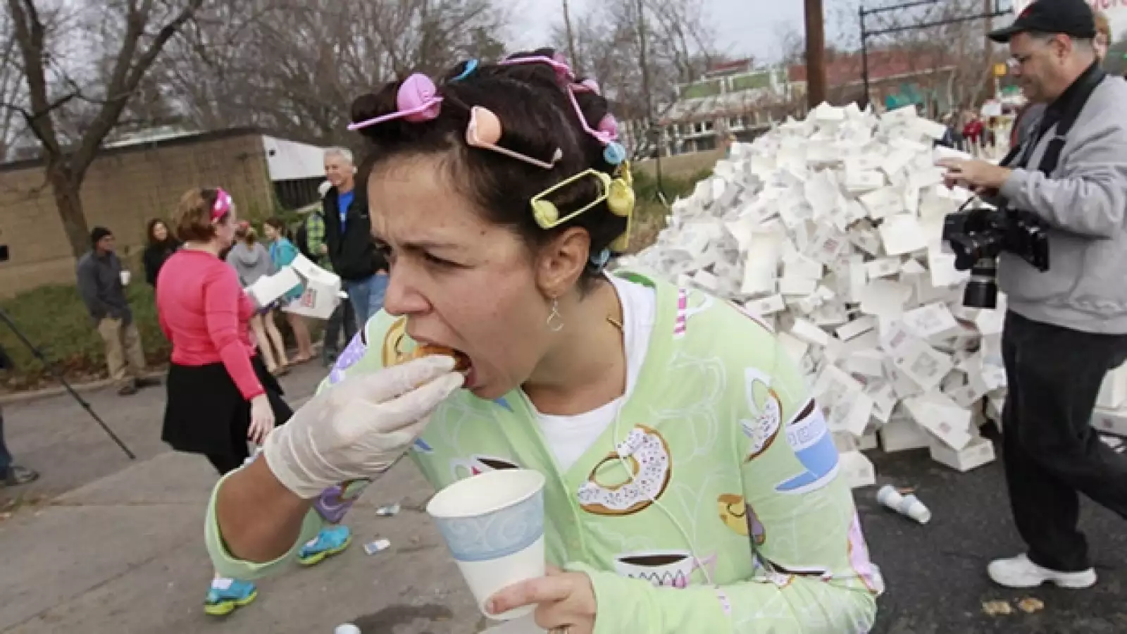 una mujer participa en una carrera y come donas
