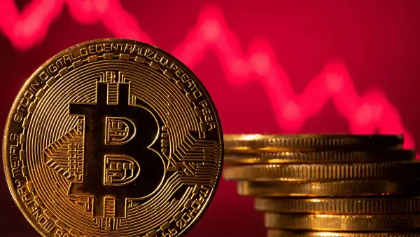Cae bitcóin y se desploma a la mitad el mercado de las criptomonedas, en 70 días