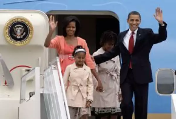 La familia Obama llegando al aeropuerto Vnukovo.