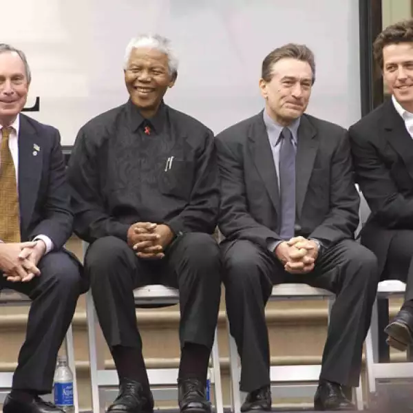 Mandela con Michael Bloomberg, Robert De Niro y Hugh Grant en la apertura del Festival de Tribeca en 2002.