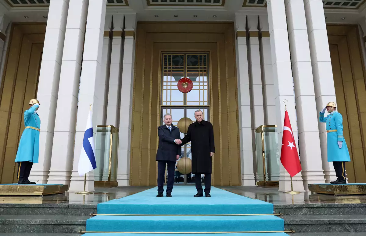 El presidente de Turquía, Tayyip Erdogan, y el presidente de Finlandia, Sauli Niinisto se dan la mano durante una ceremonia de bienvenida en Ankara, Turquía, el 17 de marzo de 2023.