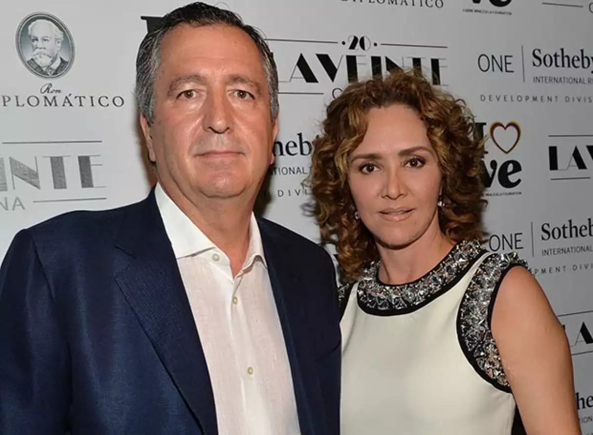 El empresario anunció que toma el control total de Grupo Omnilife-Angelíssima-Chivas y reconoció el rompimiento con su aún esposa; investiga posible fraude en su empresa.