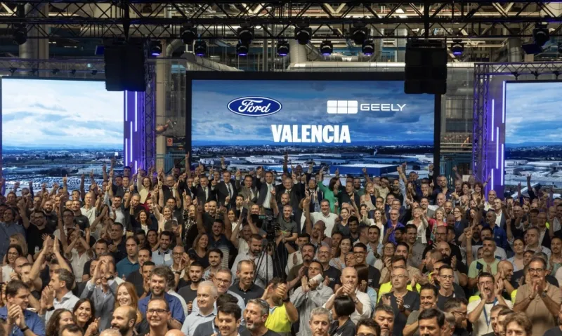 Una multitud de trabajadores de la planta de Ford en Valencia celebran la alianza con Geely en un acto protocolario 