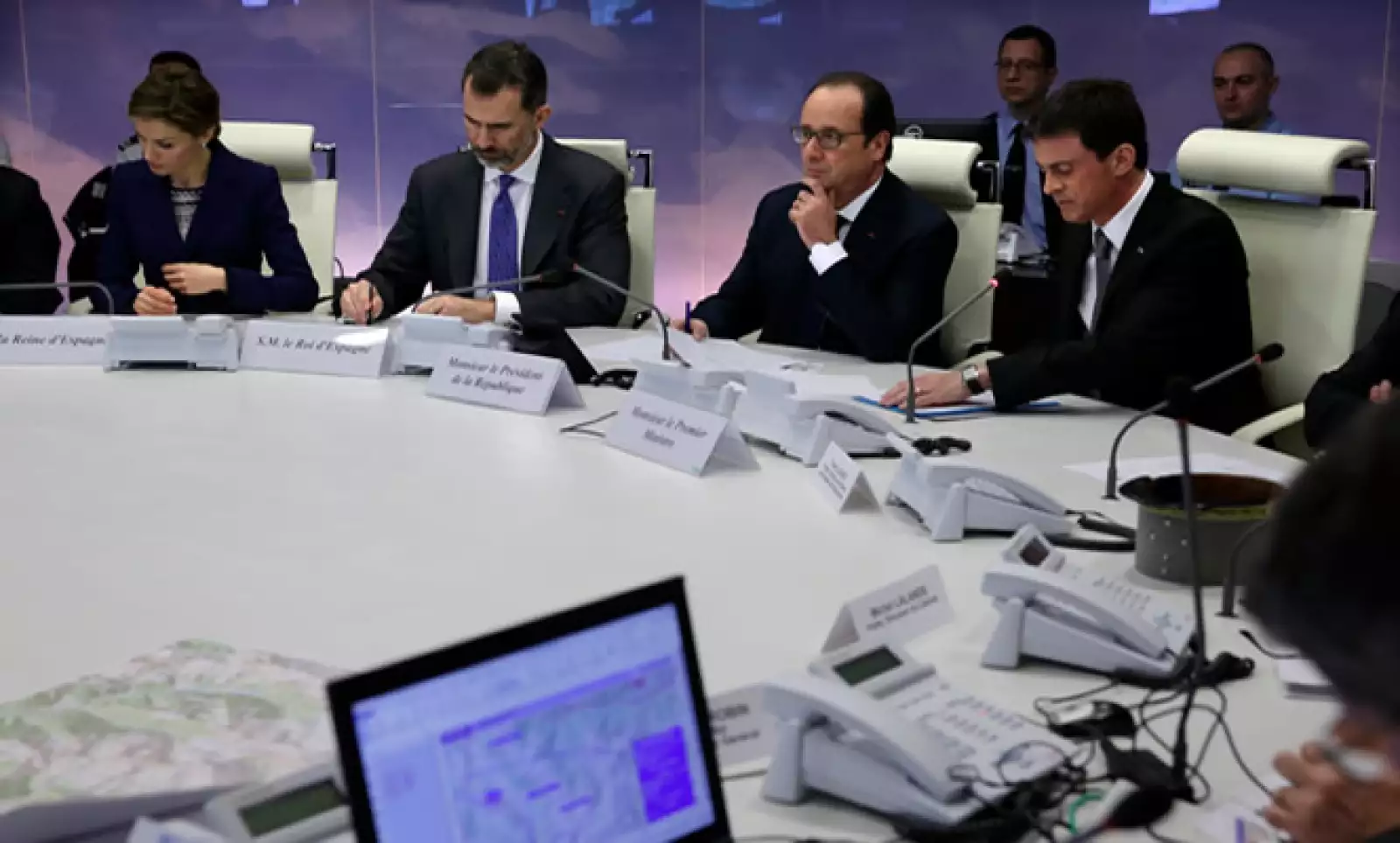 El presidente francés, Francois Hollande; el primer ministro francés, Manuel Valls; el rey de España, Felipe VI y su esposa, la reina Letizia, asistieron a una reunión de crisis sobre el accidente. 