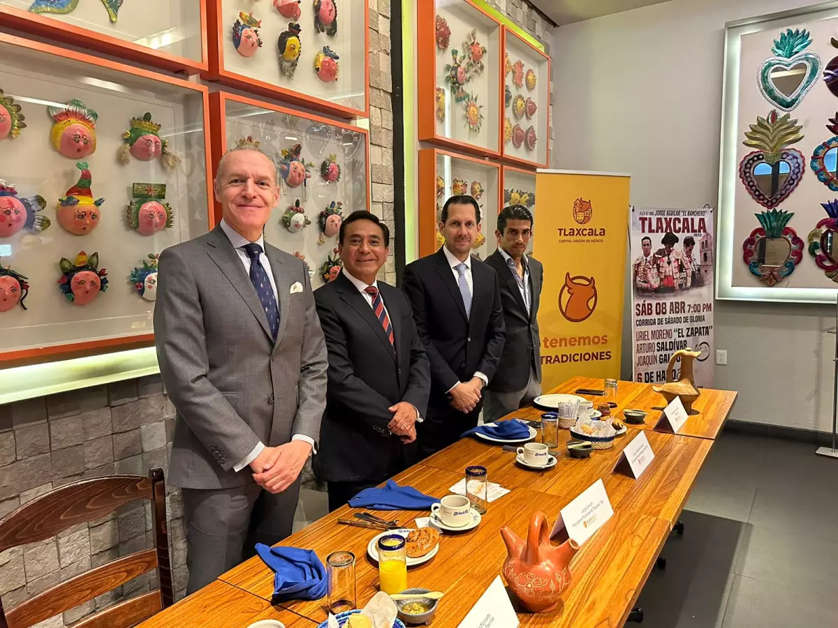 Cuatro hombres en una conferencia de prensa